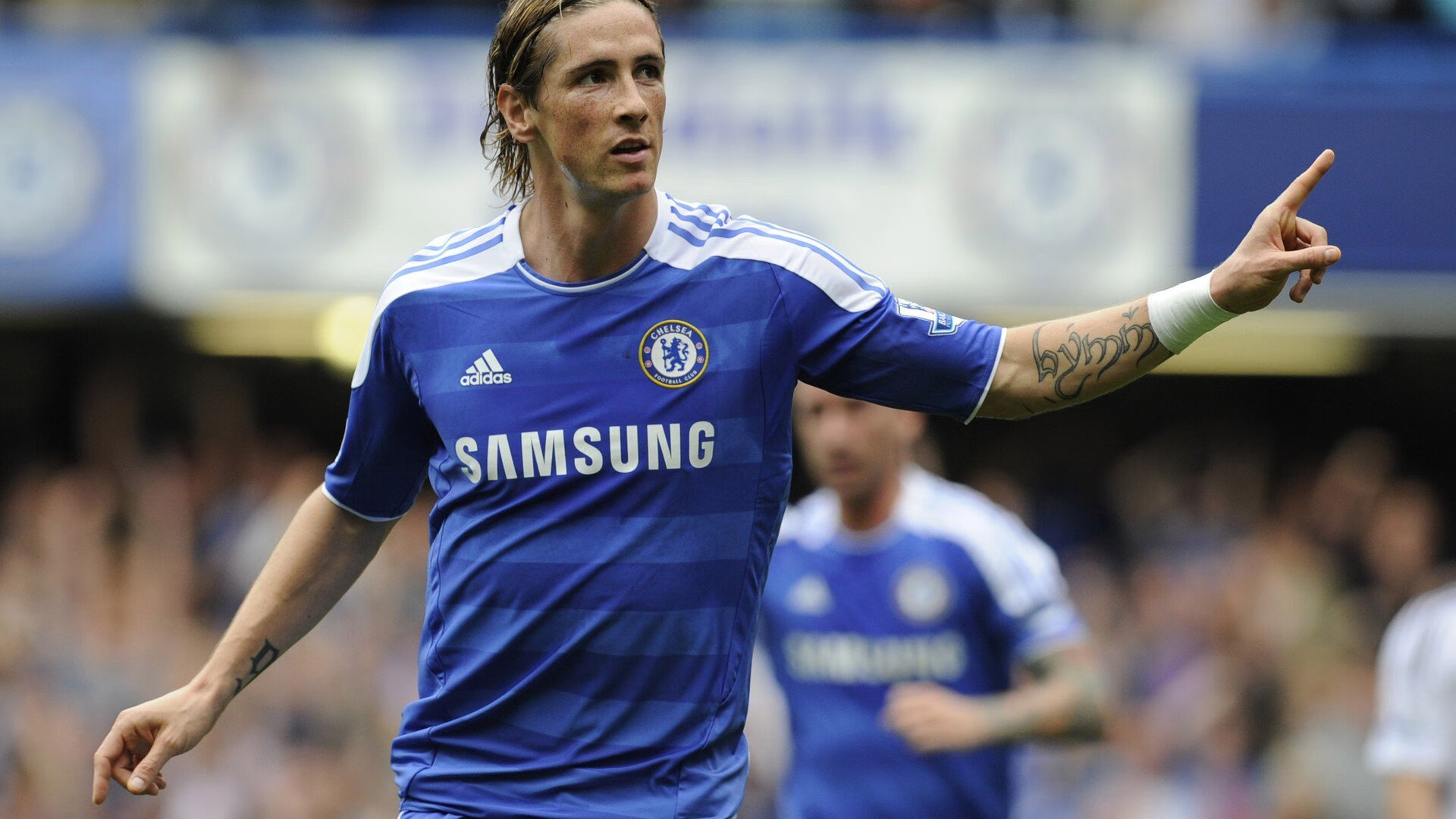 “武汉马拉松：冲刺瞬间，赛场爆发速度激情！”