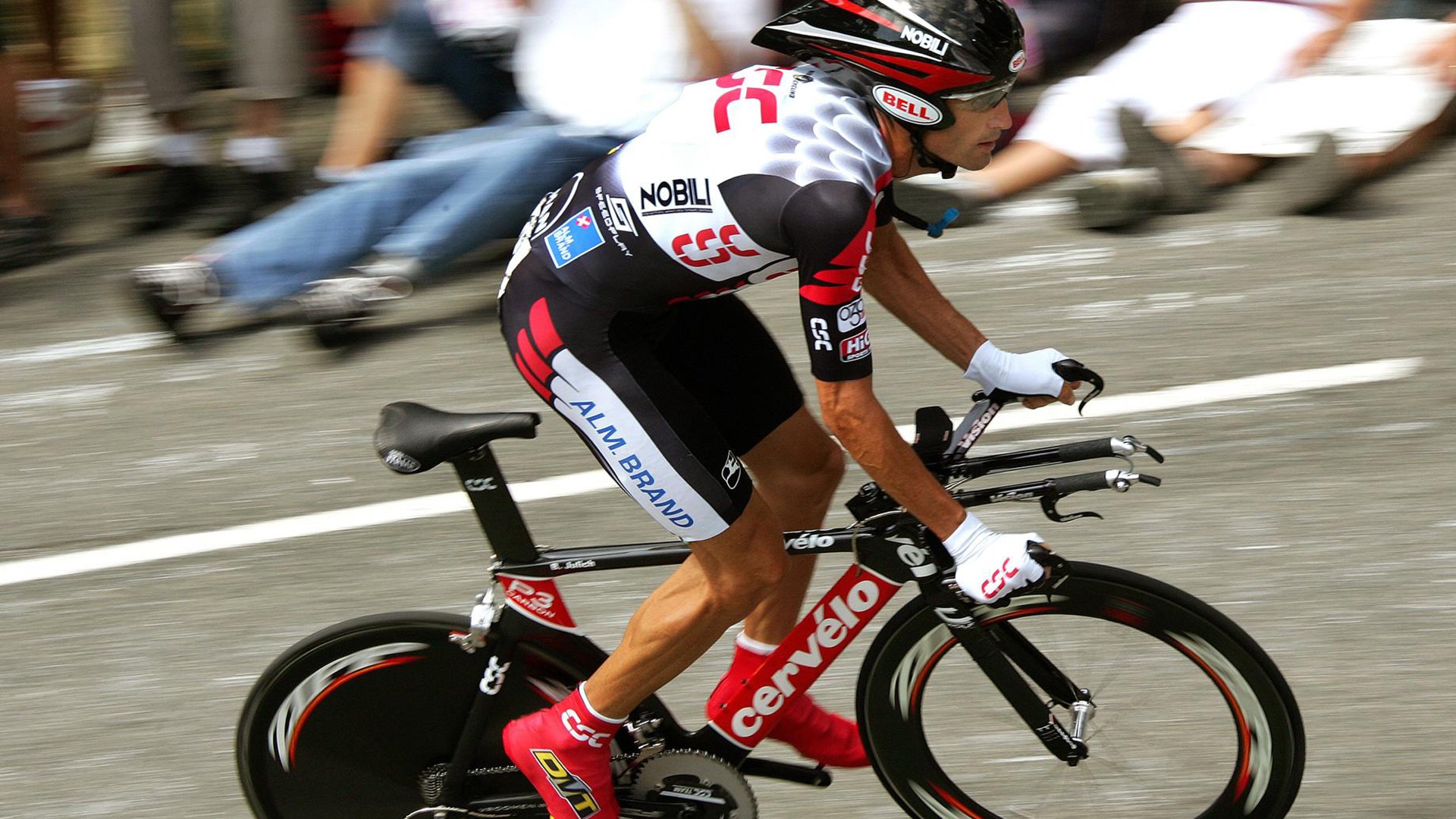 “武汉马拉松：冲刺瞬间，赛场爆发速度激情！”